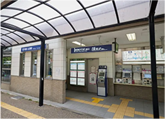 阪急千里線 山田駅 東口改札(切符売り場側)から出て右へ直進します。