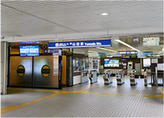 大阪モノレール 山田駅の改札を出て、阪急千里線 山田駅方面へ進みます。